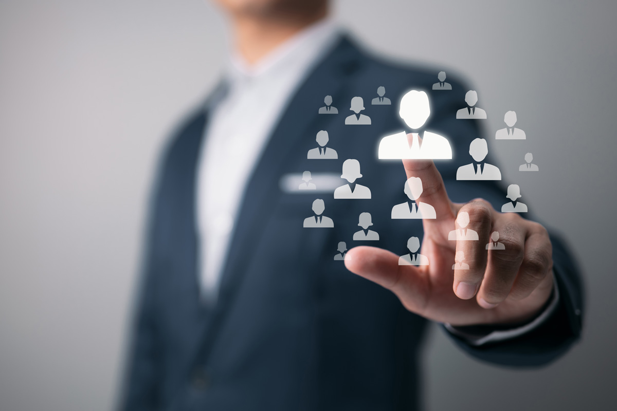 人を選んでいる男性